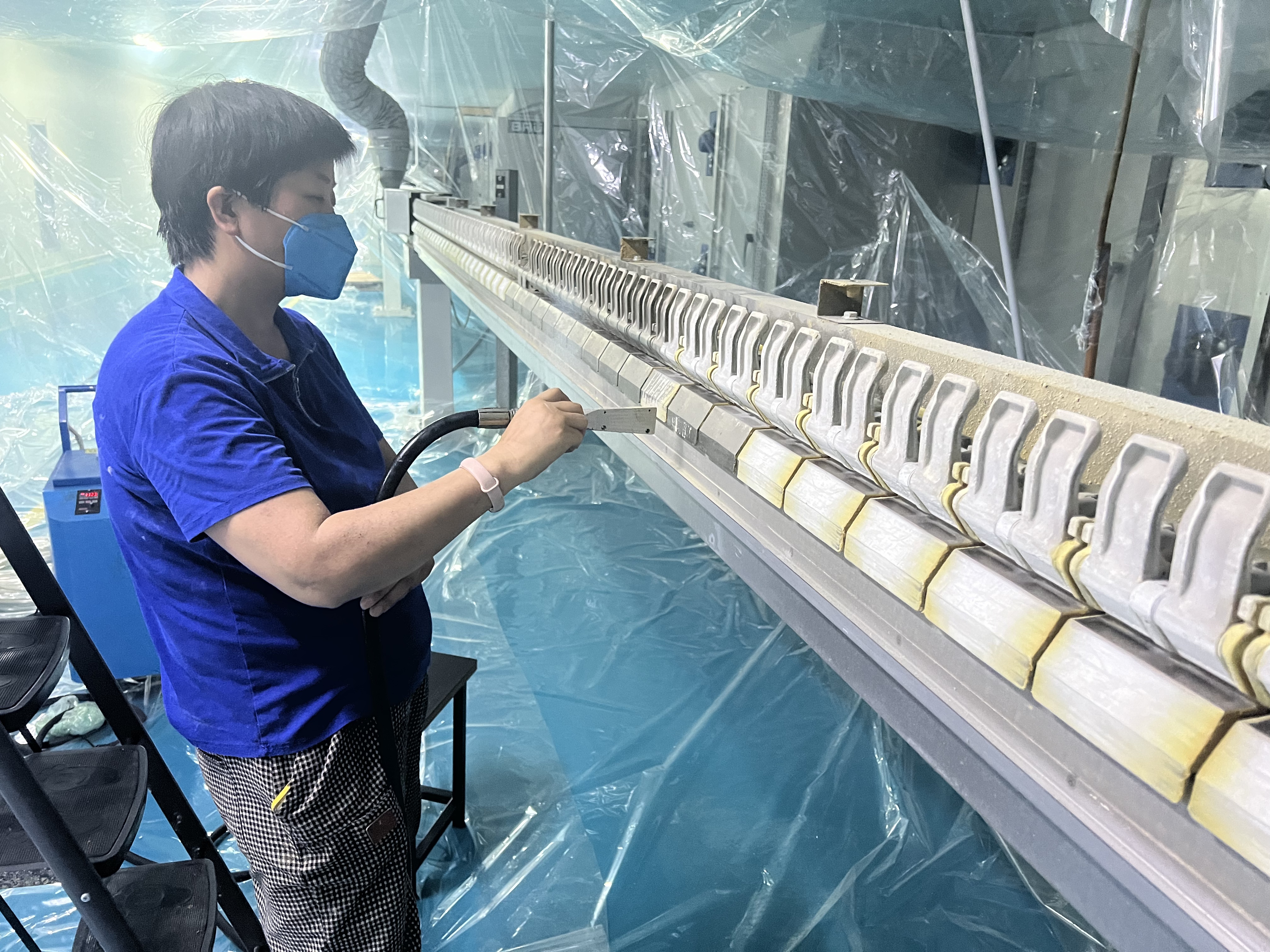 干冰清洗，清洗薄膜鏈夾膠垢。 